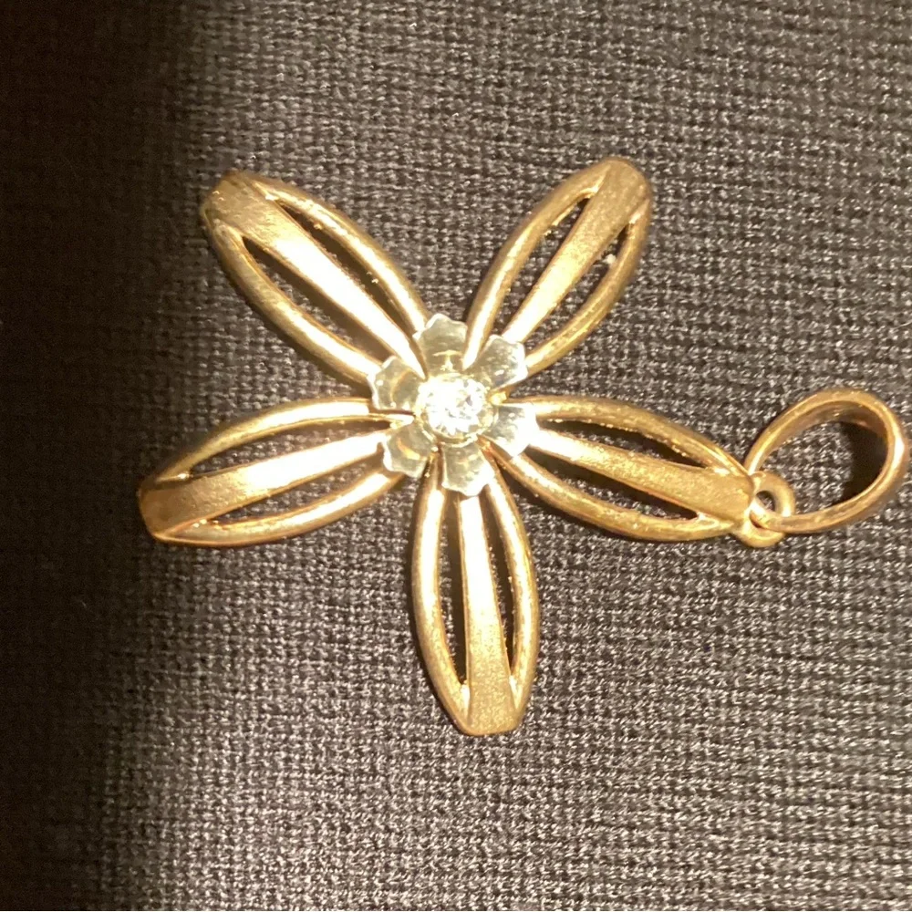 Flower Power Faux Gold Pendant with cute rhinestone center accent - Picture 3 of 5